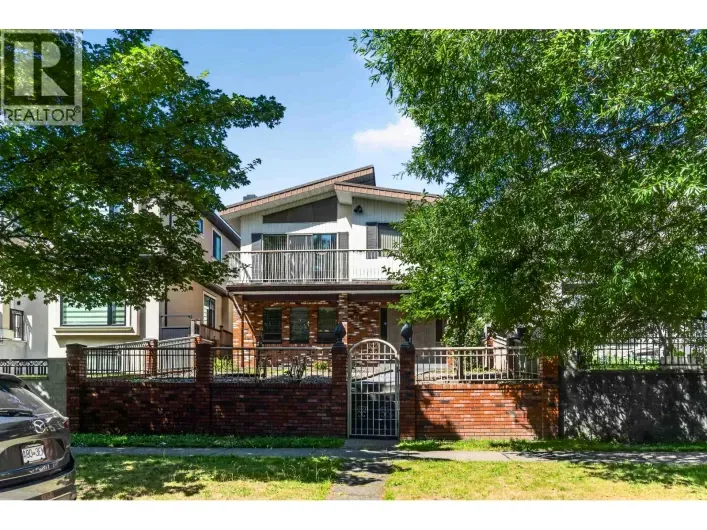 2739 E 8TH AVENUE, Vancouver