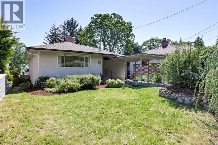 2765 Fernwood Rd, Victoria