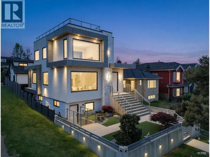 2796 E 4TH AVENUE, Vancouver
