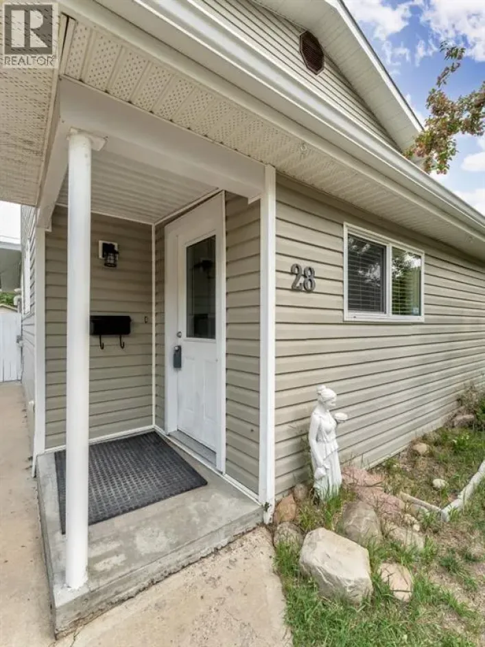 28 8 Street SW, Medicine Hat