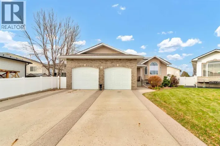 28 Stark Mews SE, Medicine Hat