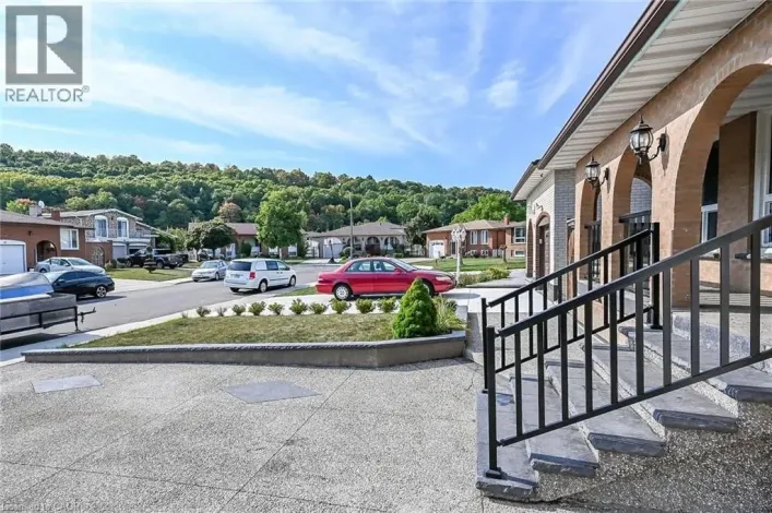 28 TARA Court, Hamilton