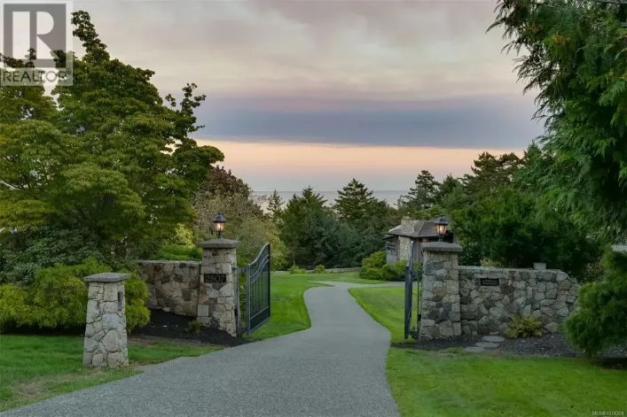 2807 Arbutus Rd, Saanich