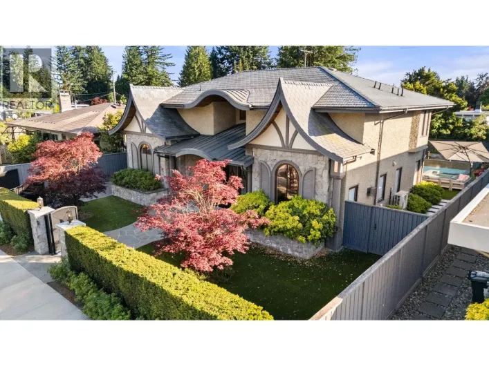 2809 EDGEMONT BOULEVARD, North Vancouver
