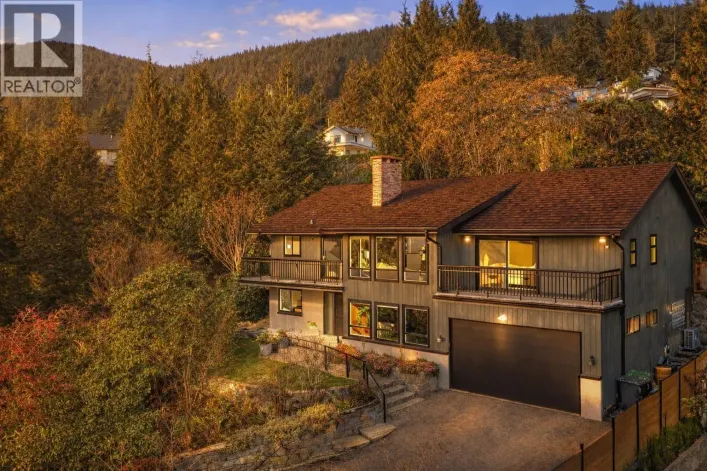 284 MONTROYAL BOULEVARD, North Vancouver