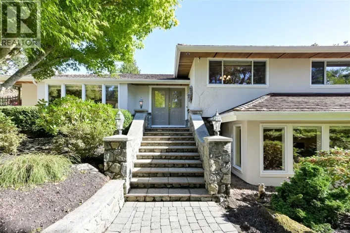 2886 Tudor Ave, Saanich