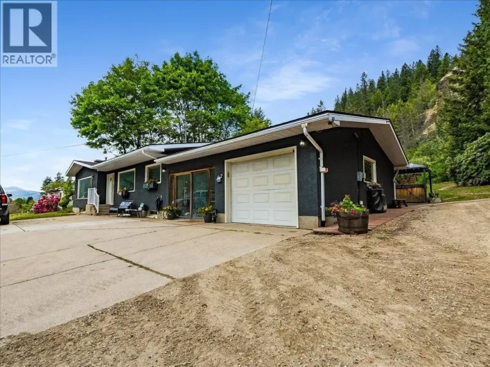 2927 UPPER LEVELS Road, Robson
