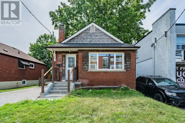 2935 ST CLAIR AVENUE E, Toronto