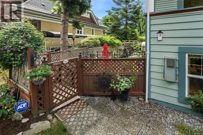 3 1425 Richardson St, Victoria
