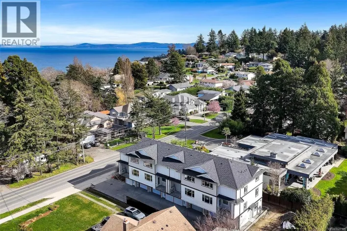 3 1559 Ash Rd, Saanich