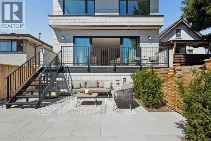 3 2124 E 8 AVENUE, Vancouver
