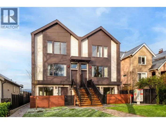 3 2667 E PENDER STREET, Vancouver