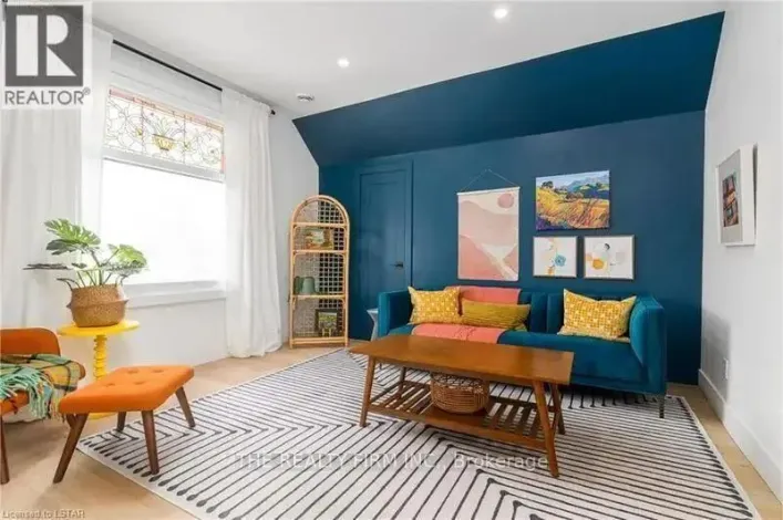 3 - 304 OXFORD STREET E, London East