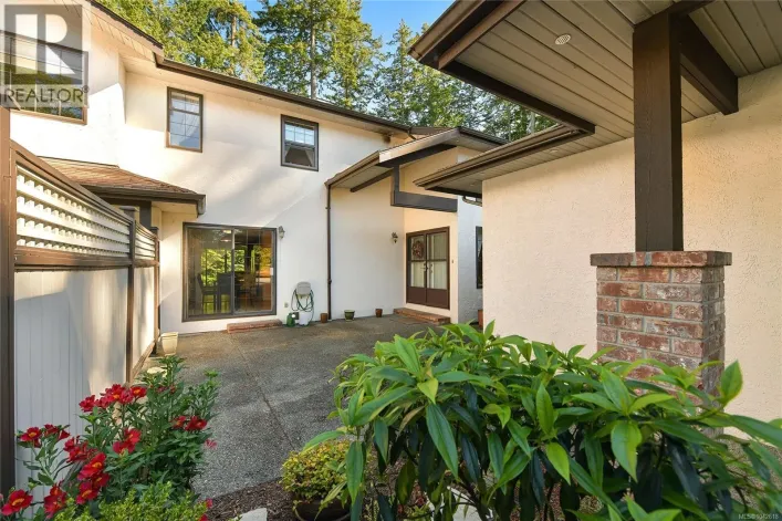 3 4631 Lochside Dr, Saanich