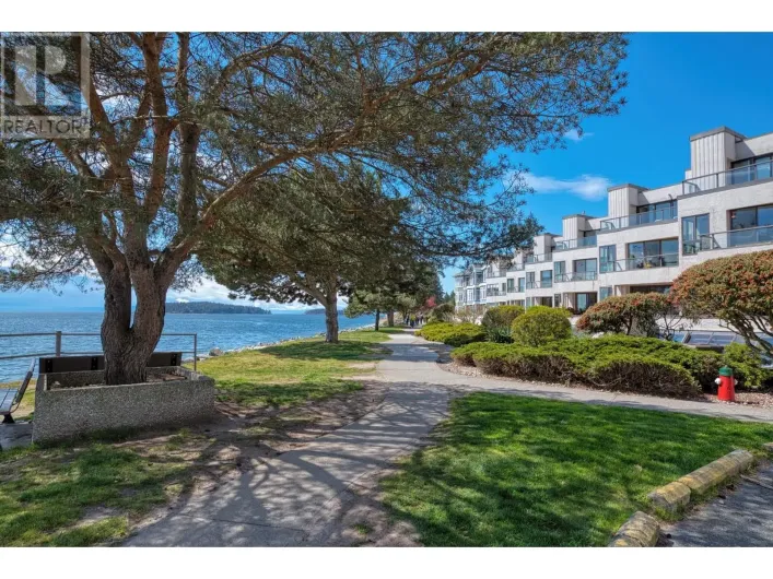 3 5477 WHARF AVENUE, Sechelt