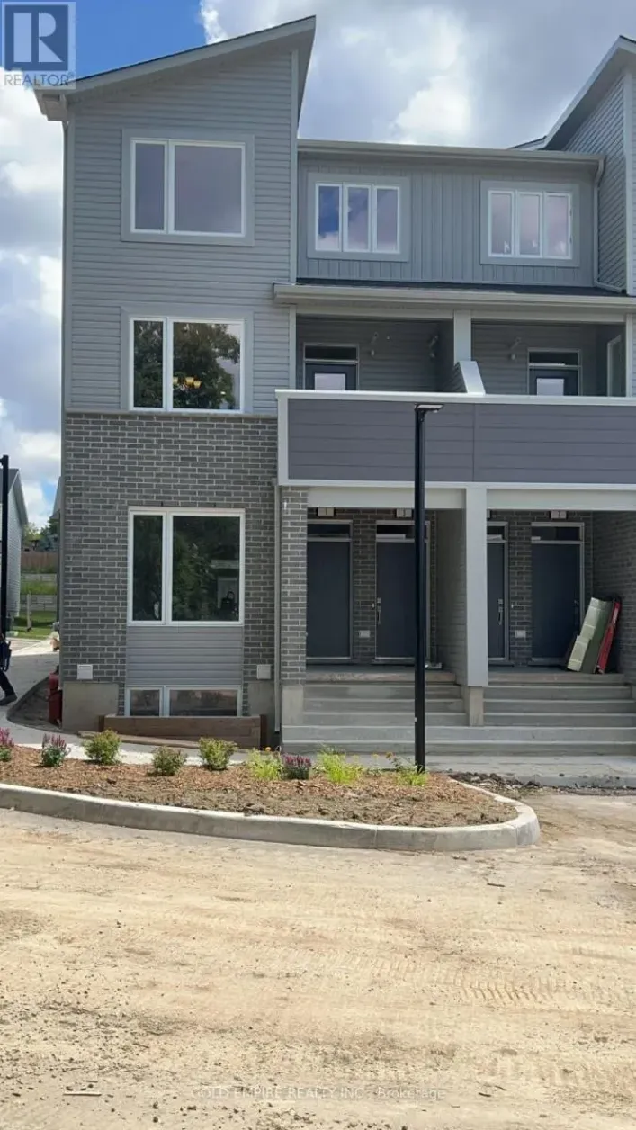 3 - 990 DEVERON CRESCENT, London South