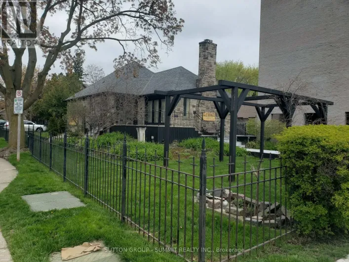 3 BRANT AVENUE, Mississauga