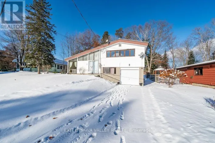 3 NEWTON CRESCENT, Deep River
