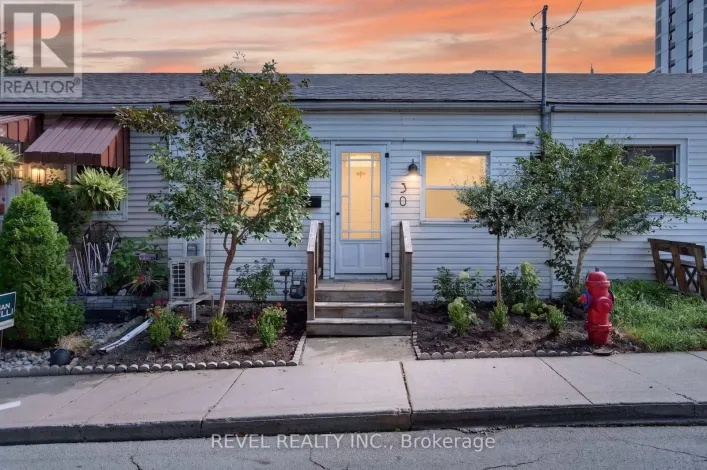 Row / Townhouse for sale: 30 RAY STREET N, Hamilton