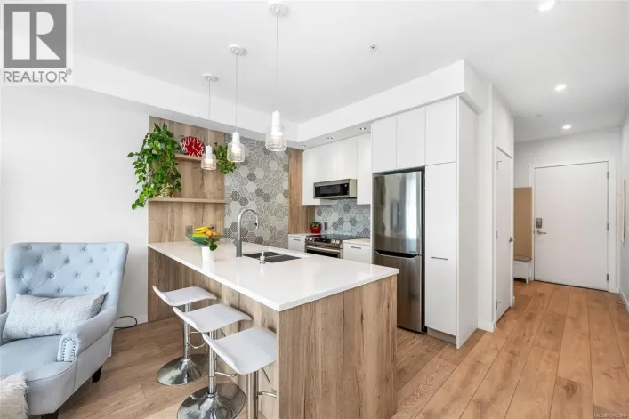 301 1588 North Dairy Rd, Saanich
