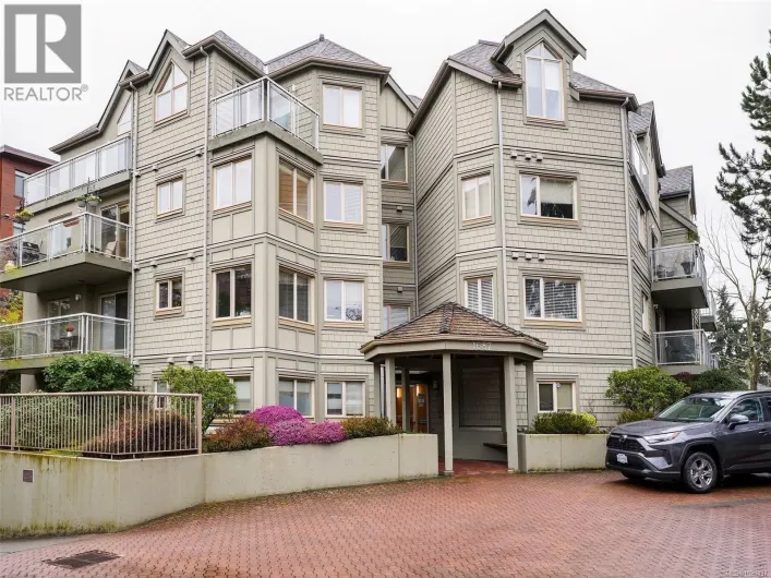 301 1687 Poplar Ave, Saanich