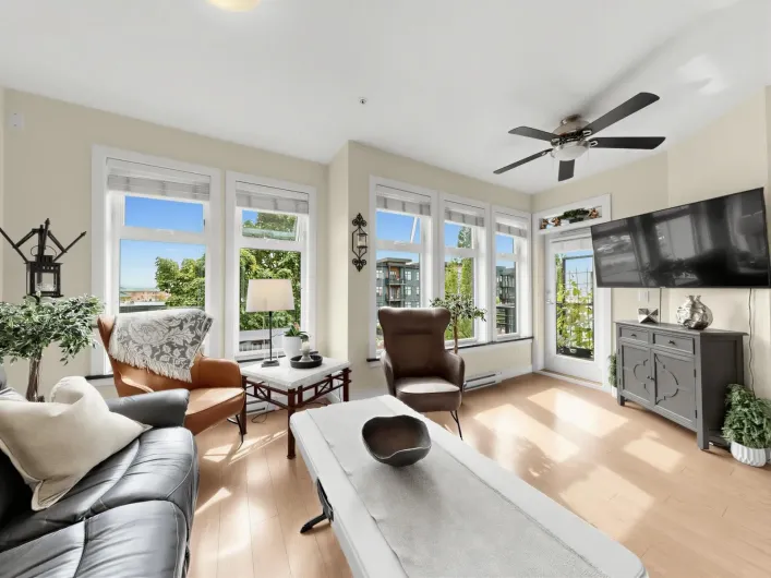 301 20058 FRASER HIGHWAY, Langley