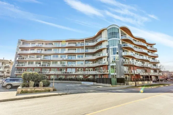 301 20416 PARK AVENUE, Langley