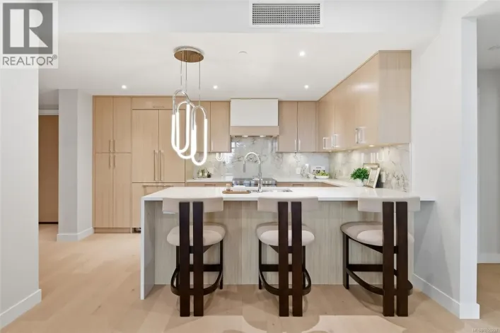 301 5229 Cordova Bay Rd, Saanich