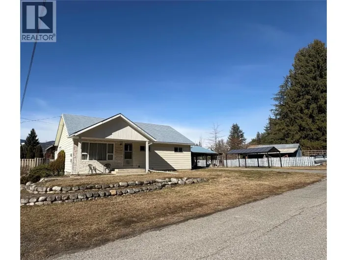 301 5TH Street NW, Nakusp