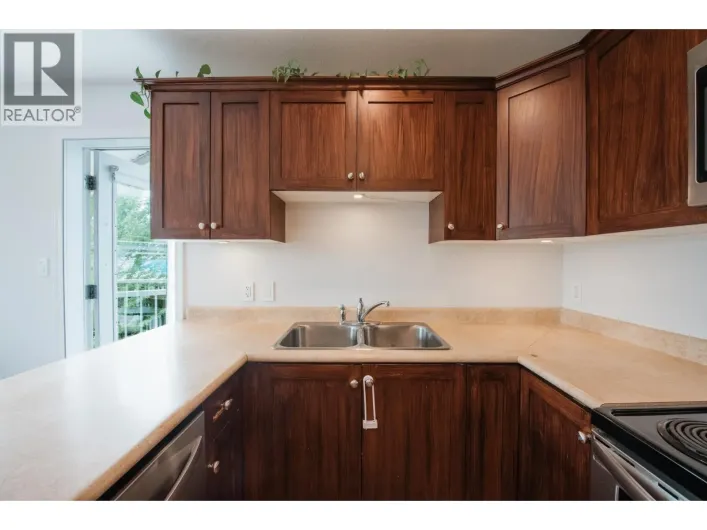 301 624 SHAW ROAD, Gibsons