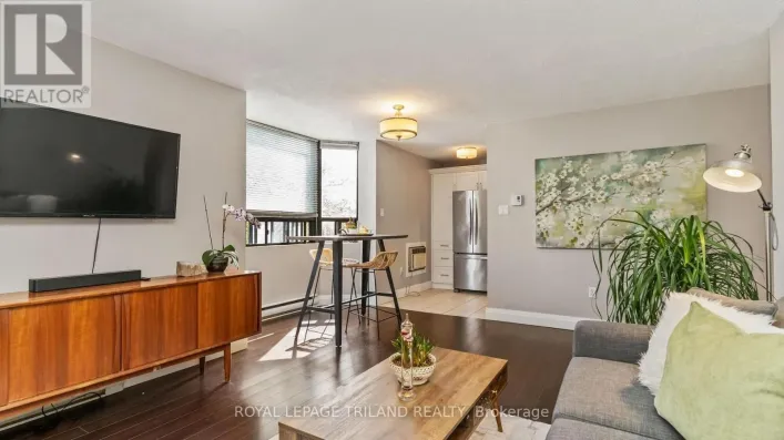 Apartment for sale: 301 - 75 HUXLEY STREET, London South