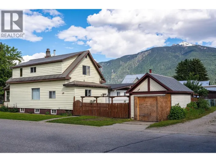301 Third Street E, Revelstoke