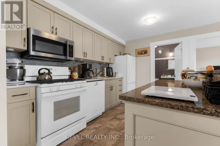 302 - 111 SMITS, West Lincoln