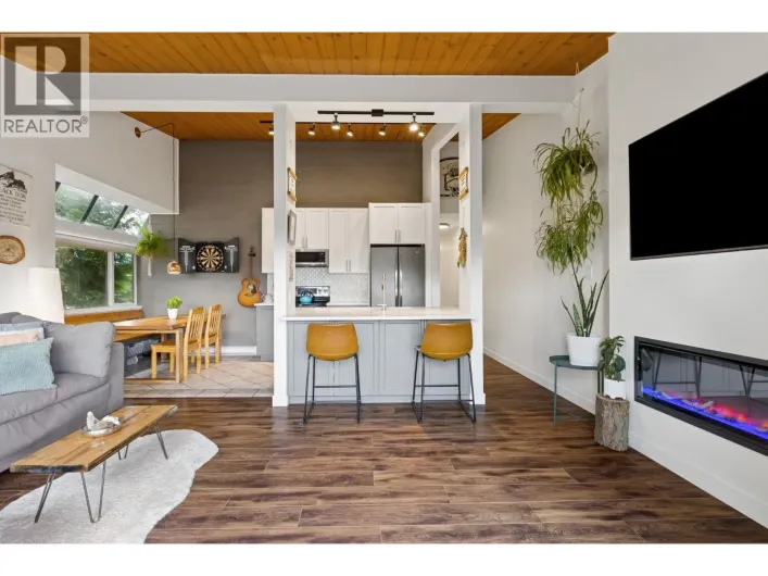 302 146 E 18TH STREET, North Vancouver