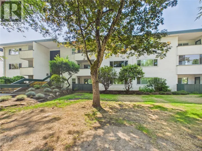 302 3880 Shelbourne St, Saanich