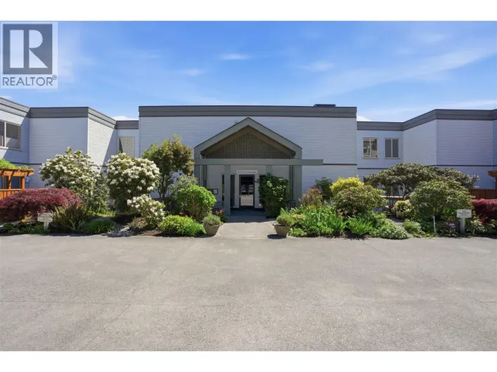 302 5780 TRAIL AVENUE, Sechelt