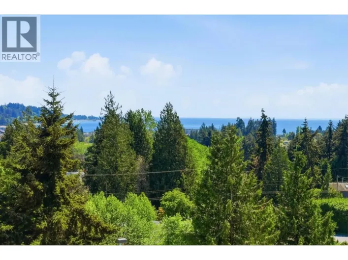 302 5780 TRAIL AVENUE, Sechelt