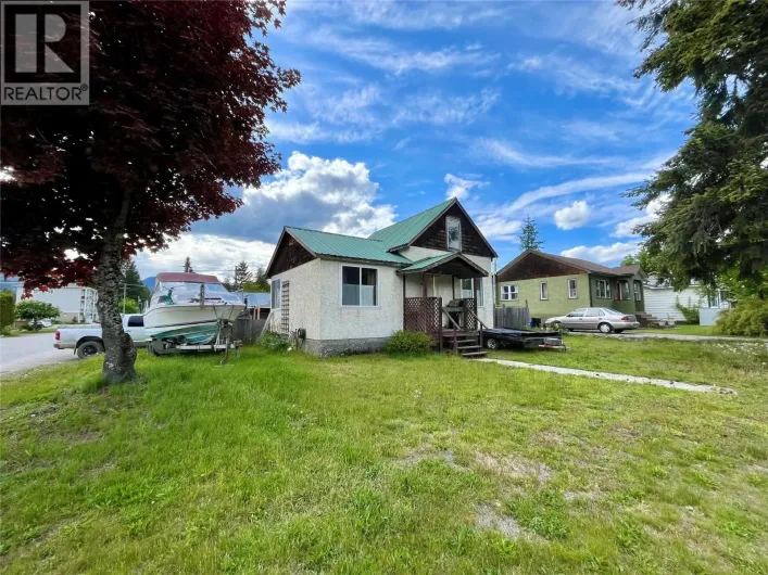 302 6th Avenue NW, Nakusp