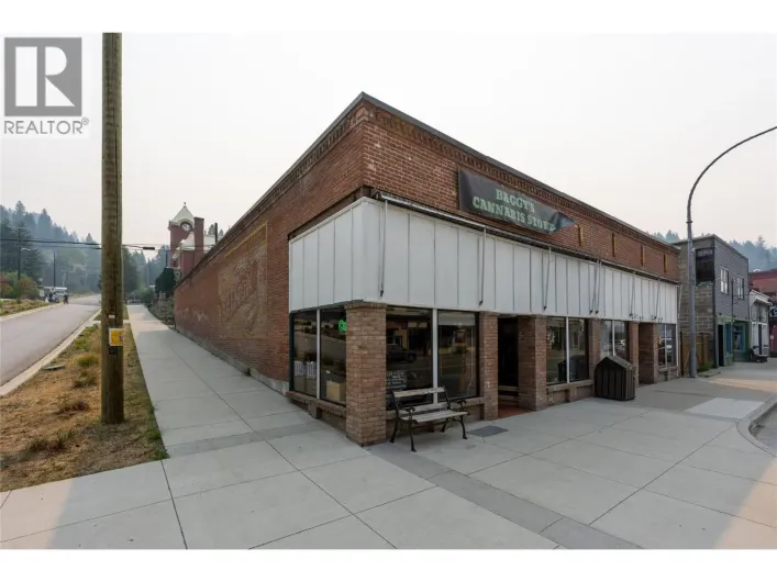 302 Copper Avenue S, Greenwood