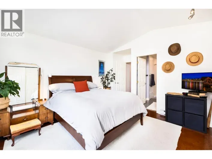 303 1528 BOWSER AVENUE, North Vancouver