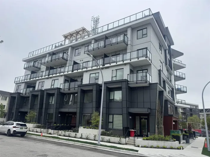 303 15739 FRASER HIGHWAY, Surrey