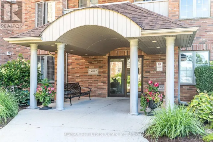 303 - 20 STATION SQUARE, Centre Wellington