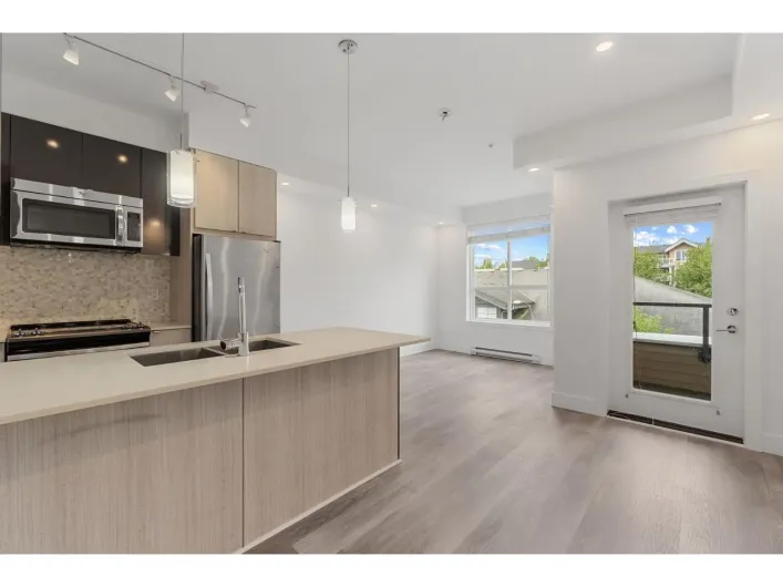 303 6468 195A STREET, Surrey