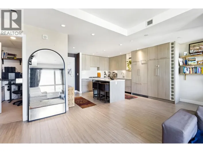 303 707 E 3RD STREET, North Vancouver