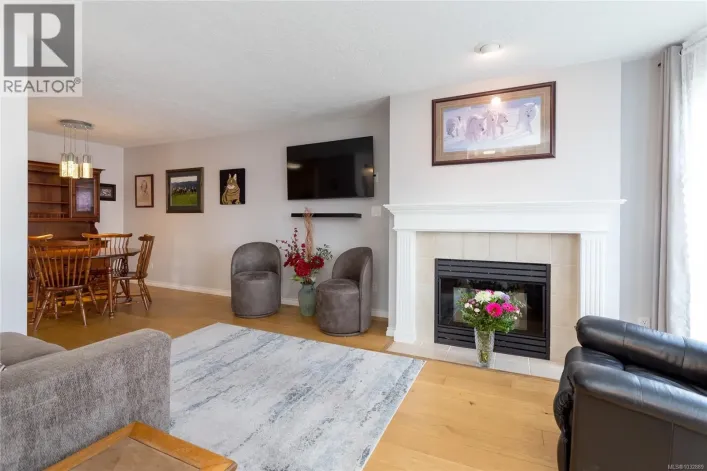 303 899 Darwin Ave, Saanich