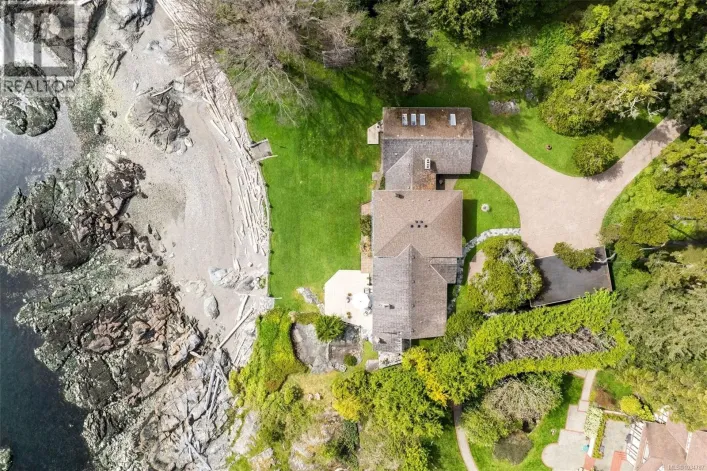 3035 McAnally Rd, Saanich