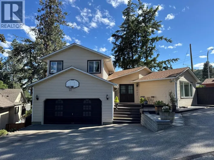House for sale: 3037 Country Hills Lane, West Kelowna