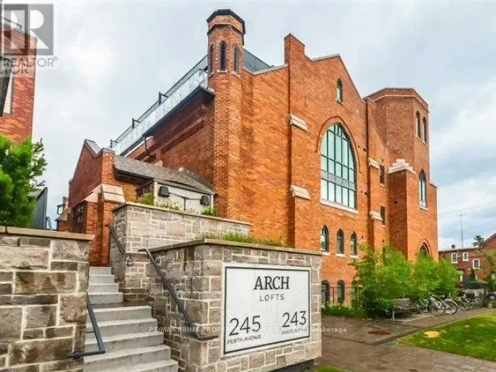 Apartment for sale: 304 - 245 PERTH AVENUE, Toronto