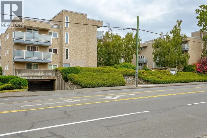 305 1366 Hillside Ave, Victoria