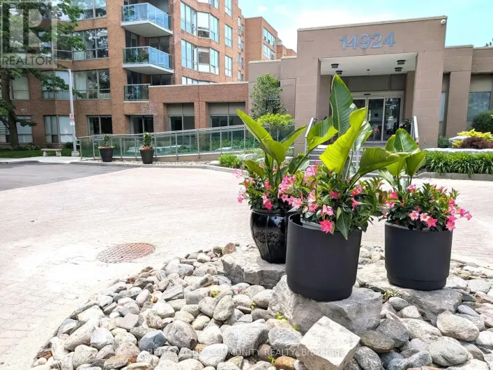 305 - 14924 YONGE STREET, Aurora